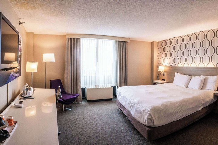 1 Queen Bed (3 of 8)