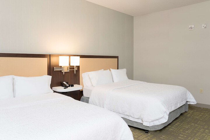 2 Queen Beds Hearing Accessible (22 of 23)