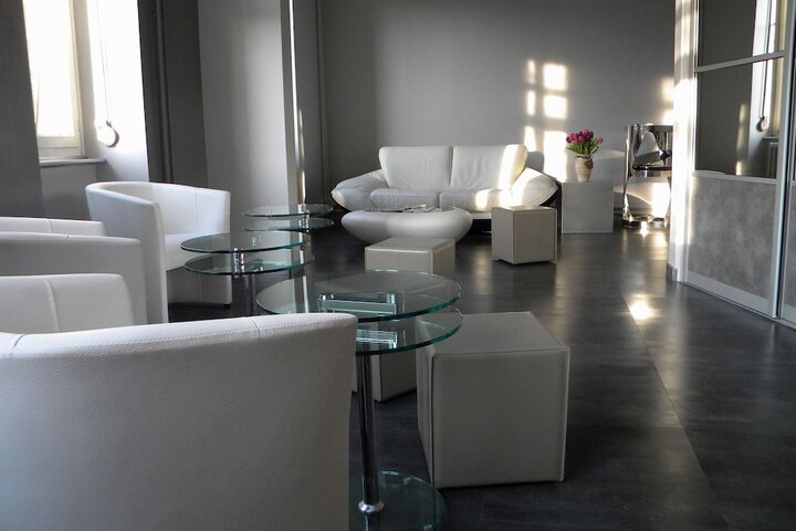 Lounge 34 of 38