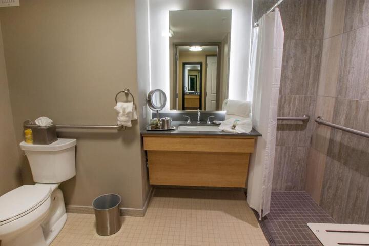 Executive Queen Room (7 of 9)