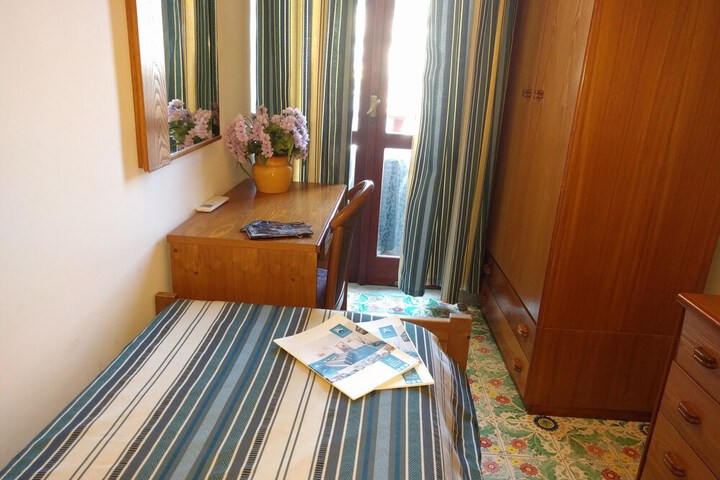 Room 10 of 36