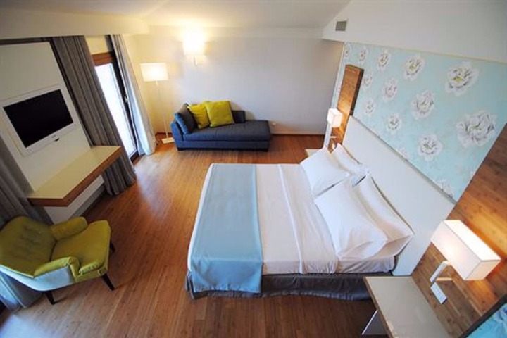 Room 25 of 83