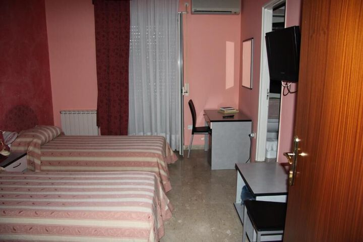 Room 7 of 9
