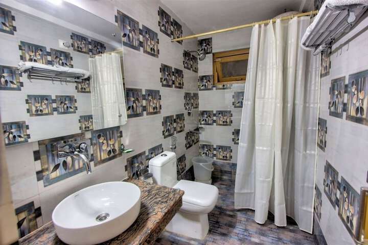 Room 33 of 46