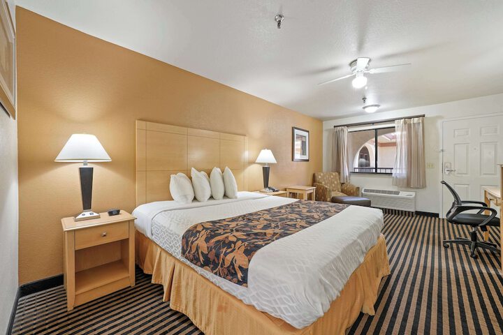 1 King Bed Business Desk Microwave and Refrigerator High Speed Internet Accessible Safe (6 of 20)