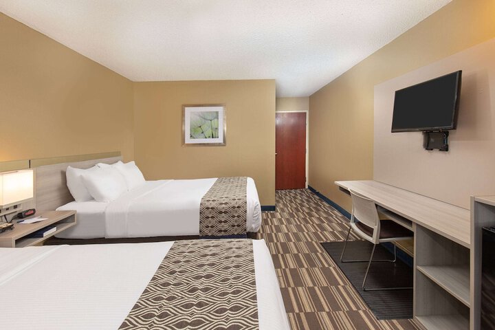 1 Queen Bed (7 of 27)