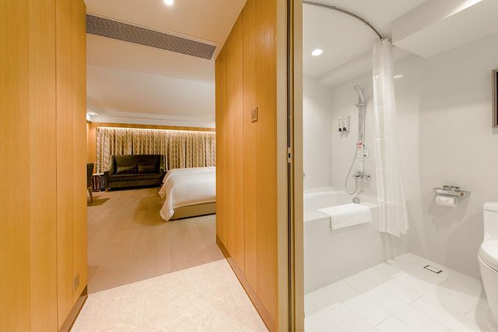 Room 11 of 36