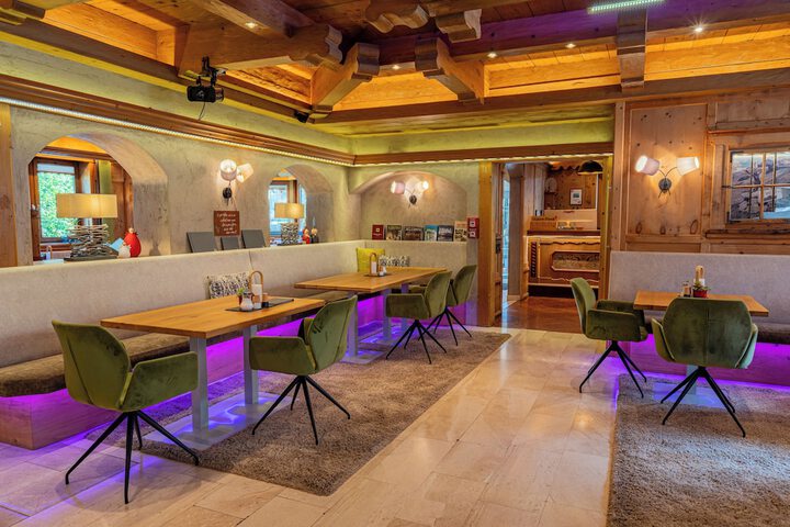 Lounge 31 of 47