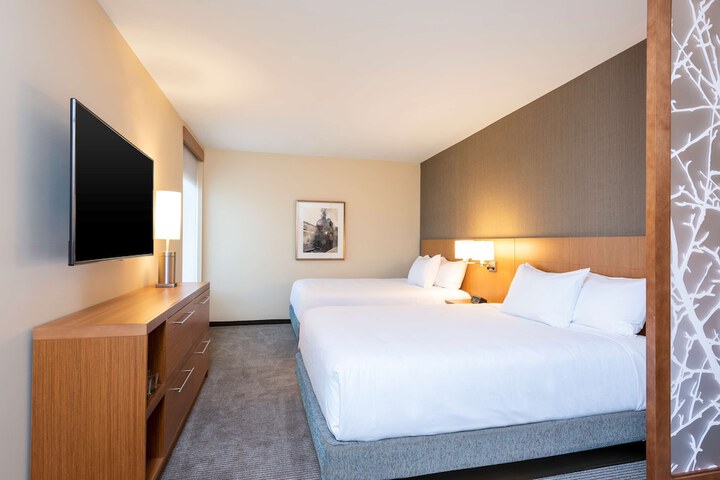2 Queen Beds and Sofa (5 of 19)