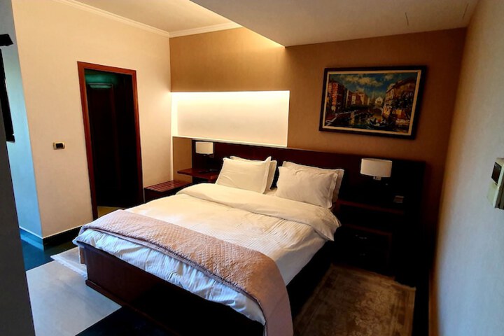 Room 7 of 28