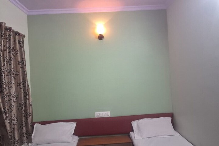 Room 6 of 10