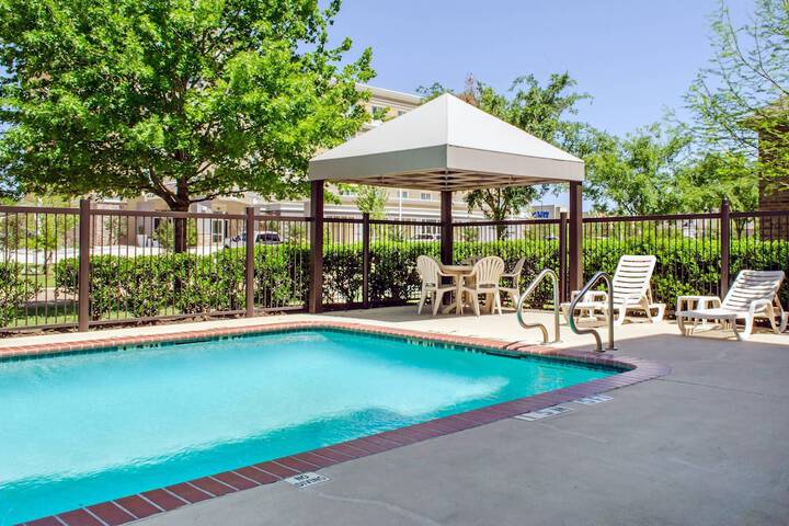 Pool 10 of 21