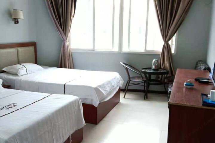 Xingyi Yunxiang Hotel