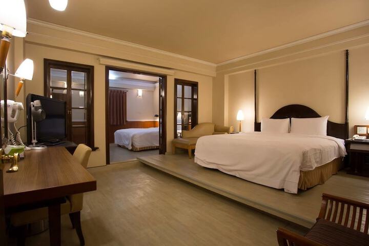 Room 10 of 32