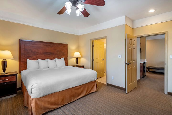 1 King Bed High Speed Internet Accessible Microwave and Refrigerator Pillowtop Bed 27 Inch Flat Screen Television Oversized Desk Full Breakfast (12 of 23)
