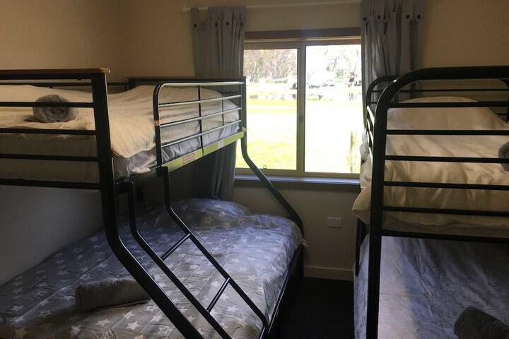 Room 5 of 140