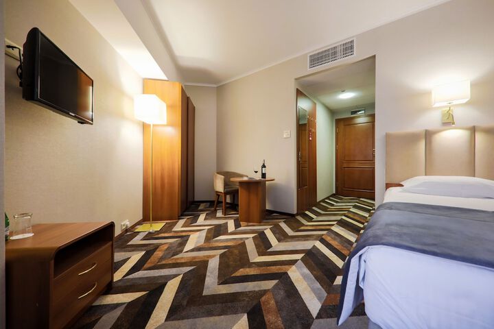 Room 11 of 77