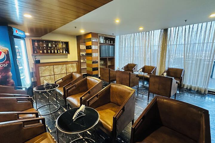 Lounge 113 of 129