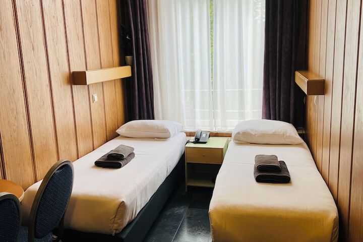 Room 13 of 37
