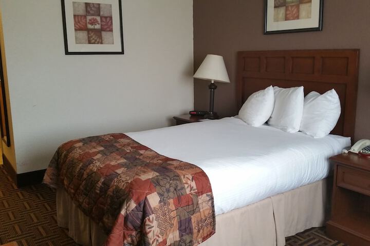 Double Accessible Queen Size Bed (7 of 13)