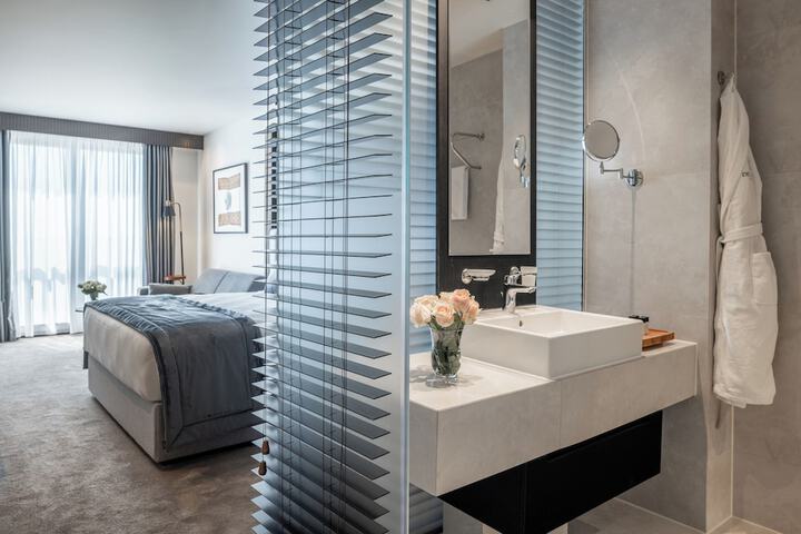 Room 15 of 48