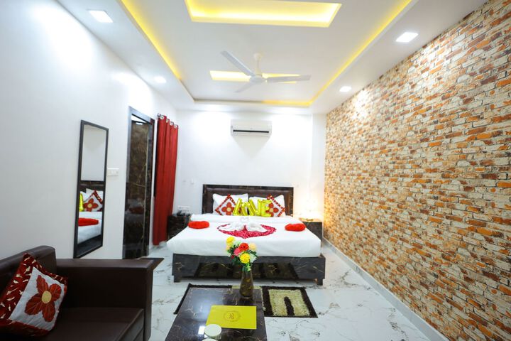 Room 6 of 13