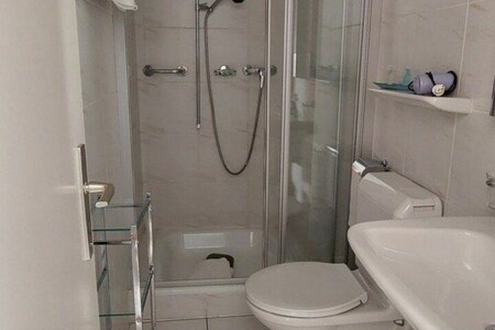 Room 5 of 16