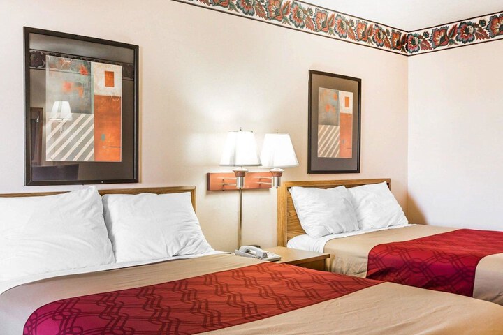 2 Double Beds (5 of 10)