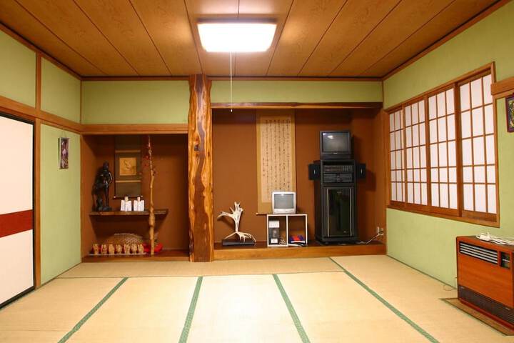 Room 8 of 33