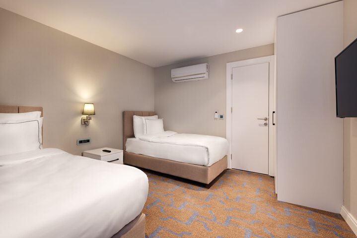 Room 8 of 50