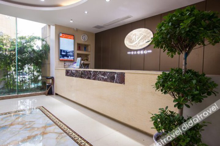 18 J Hotel
