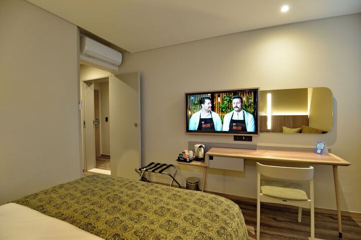 Room 6 of 25