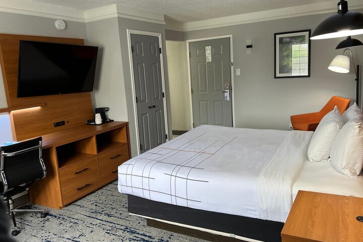 1 King Bed (9 of 15)