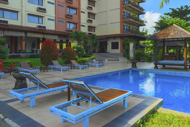 Hotel Pool