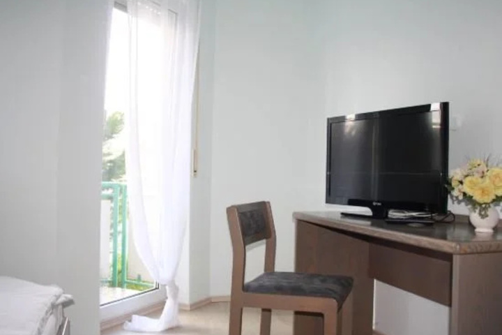 Room 2 of 10