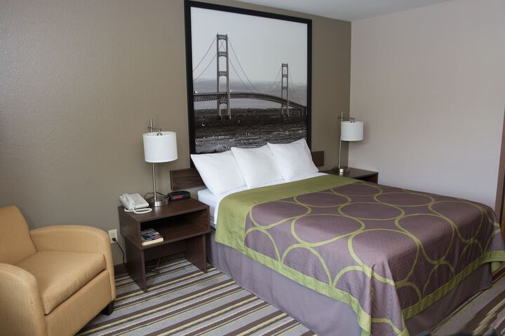 1 Queen Bed (14 of 17)