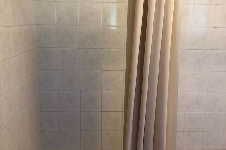 1 Queen Bed (4 of 5)