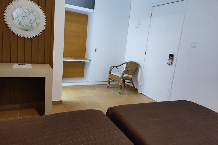 Room 7 of 28