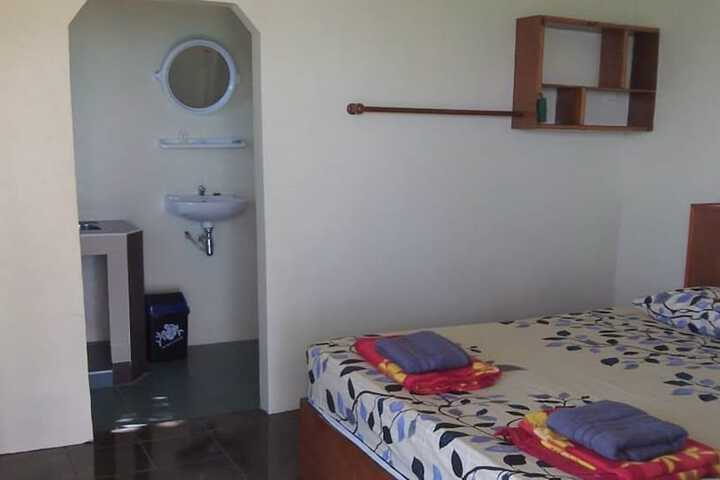 Room 6 of 13