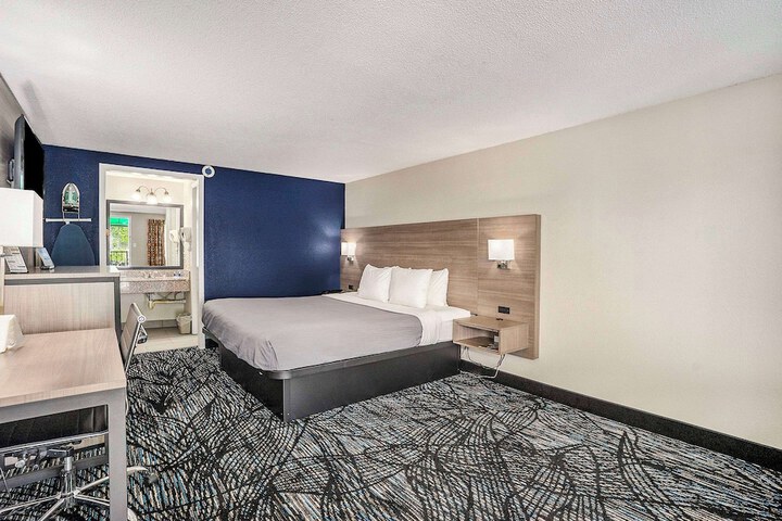 1 King Bed (8 of 19)