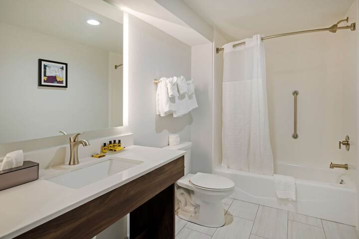 Accessible 1 King Accessible Bathtub 50 Inch Flat Screen Television Keurig Coffee Maker Microwave and Refrigerator Full Breakfast (2 of 20)