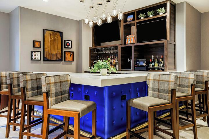 Lounge 54 of 67