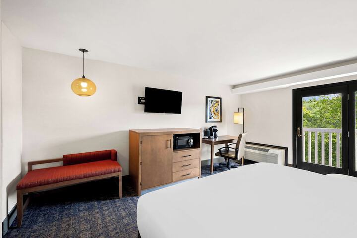 1 King Bed Desk Microwave and Refrigerator WiFi (10 of 24)