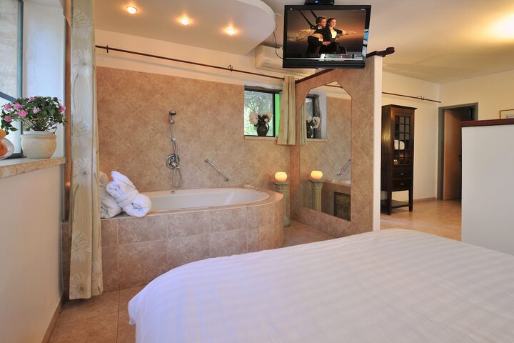 Room 15 of 63