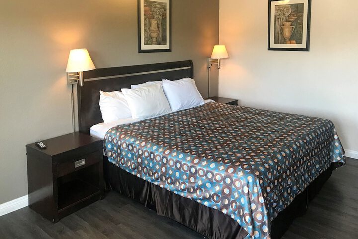 1 King Bed (4 of 8)