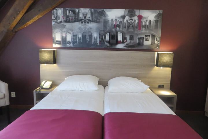 Room 5 of 32