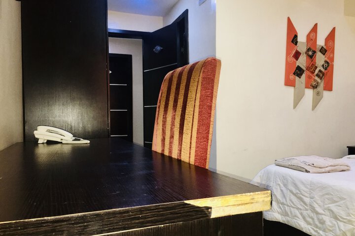 Room 5 of 9