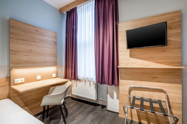 Room 26 of 65