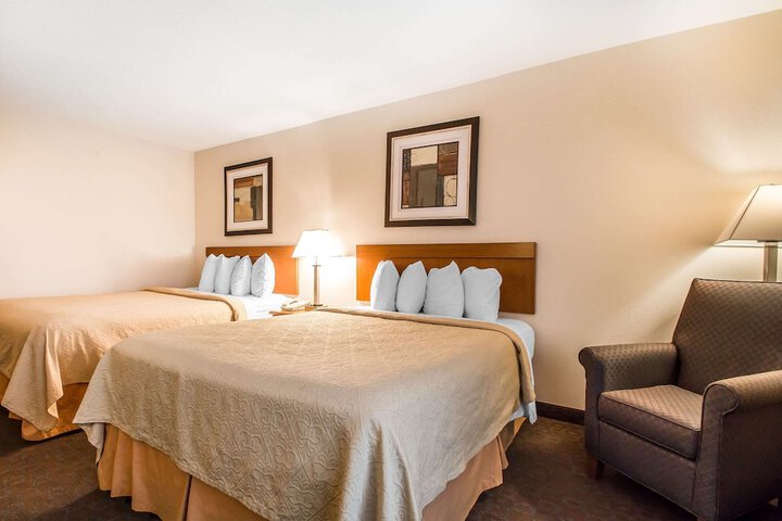 2 Queen Beds (2 of 8)