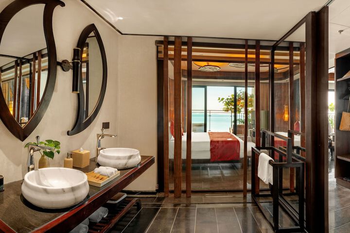 Room 215 of 303